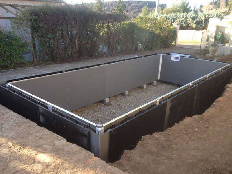 Montage structure piscine béton semi-enterrée par Aquarev'Piscines à Forcalquier 04300