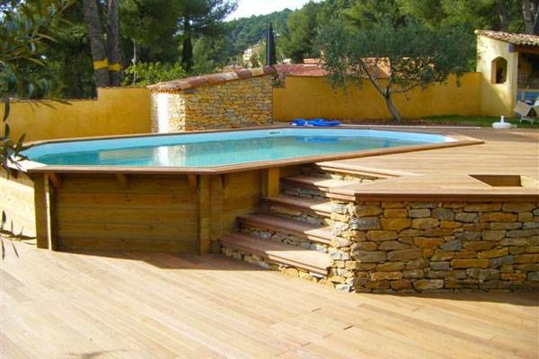 Exemple de piscine bois hors-sol semi-enterrée proposée par Aquarev'Piscines à La Brillanne 04700