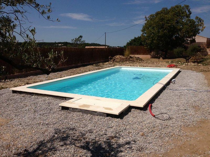 Mise en eau piscine béton armé banché par Aquarev'Piscines à St Julien de Montagnier 83560