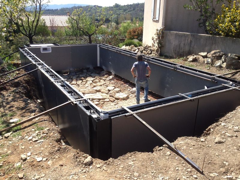 Préparation coulage structure piscine béton par Aquarev'Piscines à Forcalquier 04300