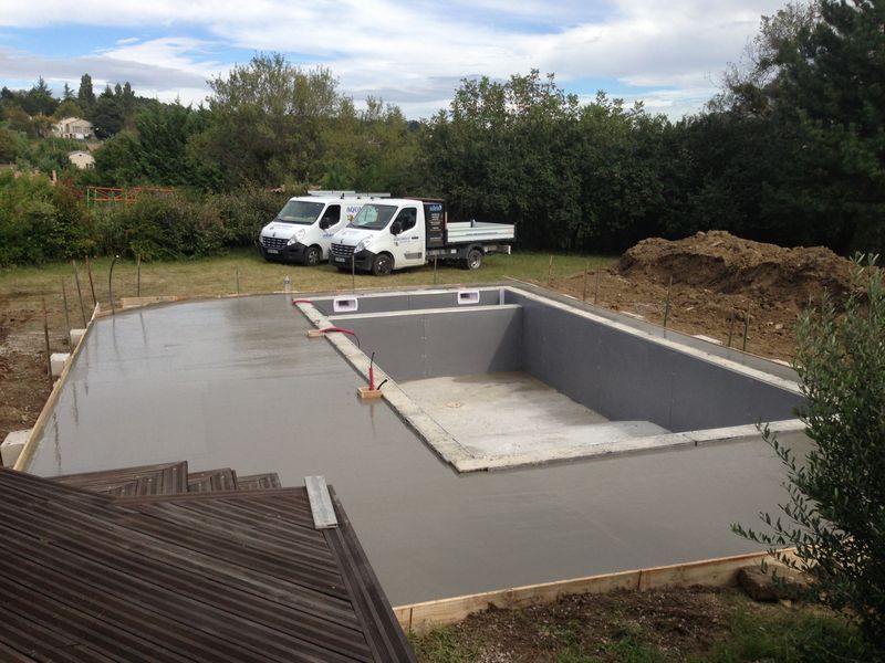 Dalle pour aménagement plage travertin par Aquarev'Piscines à Mane 04300